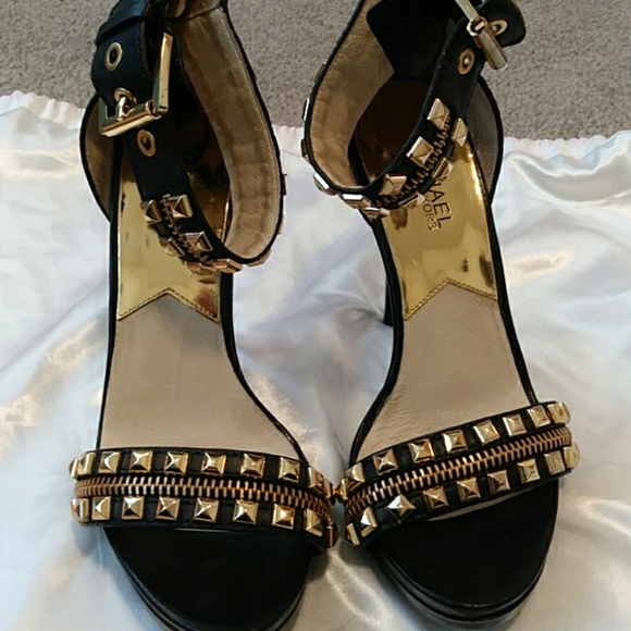 RARE **MICHAEL KORS~ HOT~GOLD STUDDED LEATHER HEELS 9.5 - Picture 2 of 6